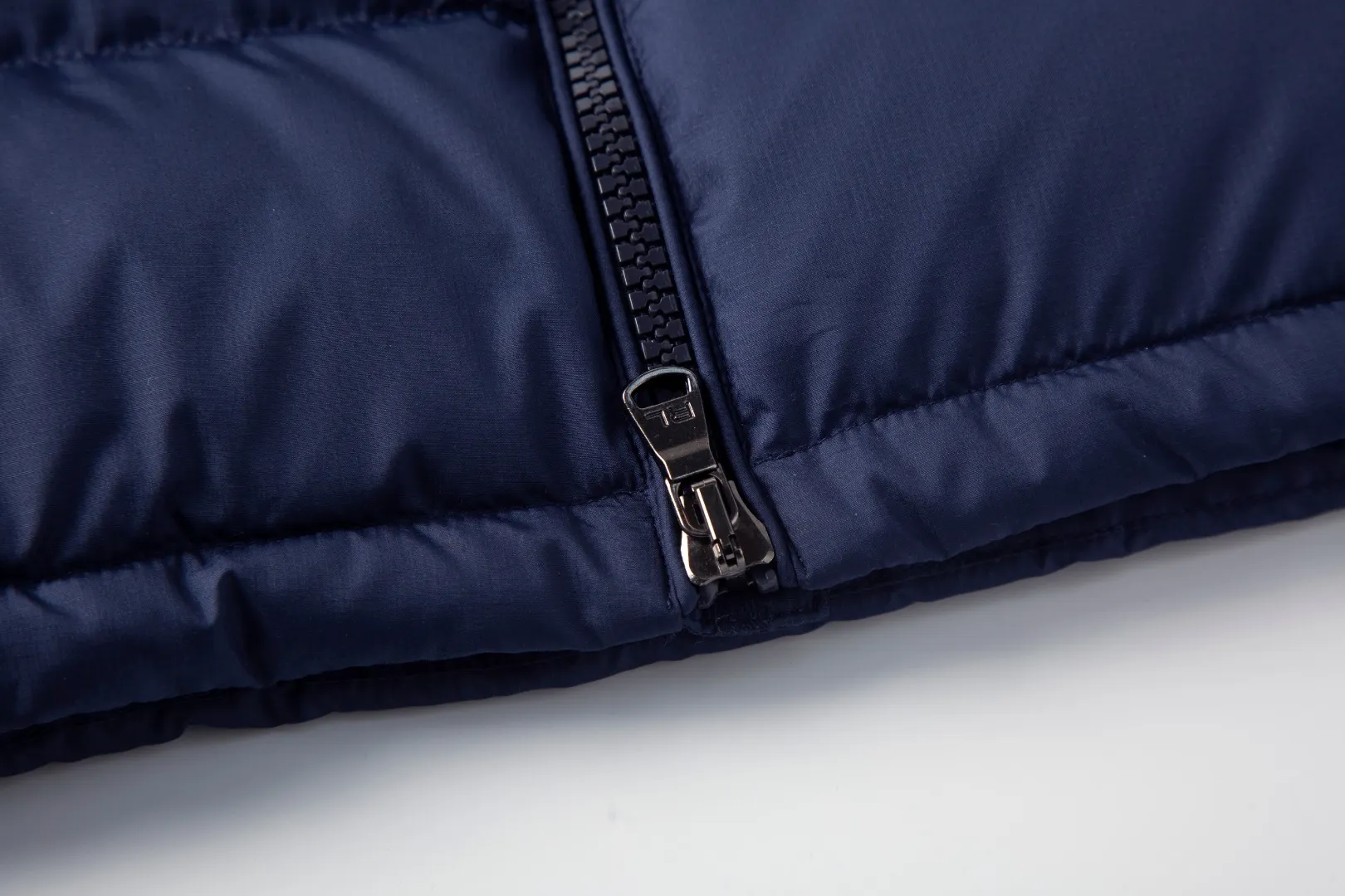 P460 White background picture [Popular in winter] Style number: 25118# Color: Black/Navy/Apricot/Sand Brown Size: S-XL - Ralph Lauren/Ralph Lauren 2025FW Popular winter items stand-up collar multi-zip three-proof GorHam vest down vest - 0.15 grid nylon coating on the face for light three-proof built-in 360T anti-drilling velvet coated gallbladder - corn tooth high-quality resin zipper Five large and small partition zippers on the whole body. Separate mold opening - original mold opening with originality. Full set of customized accessories. 100% detail processing - RL Ralph Lauren classic best-selling small label down vest. Best-selling offline in North America and out of stock all year round. Black and blue basic two-color. 25 new with apricot brown two-color. Simple and versatile. Double internal and external zippers. Very practical. Elastic elastic cord at the hem. Free elastic adjustment. 350 grams of zoned down filling. Warm and comfortable. Warm for winter.
